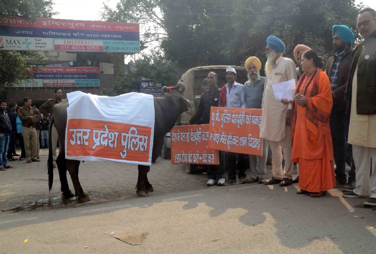 Report did not register by police Protesters buffalo Tied up in front of police station at Ghaziabad
