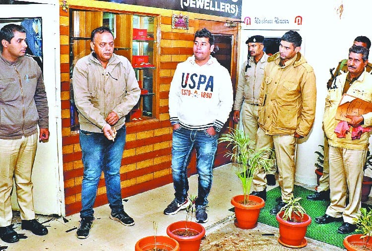 Scoundrals with Guns in Jewellery Showroom Manimajra