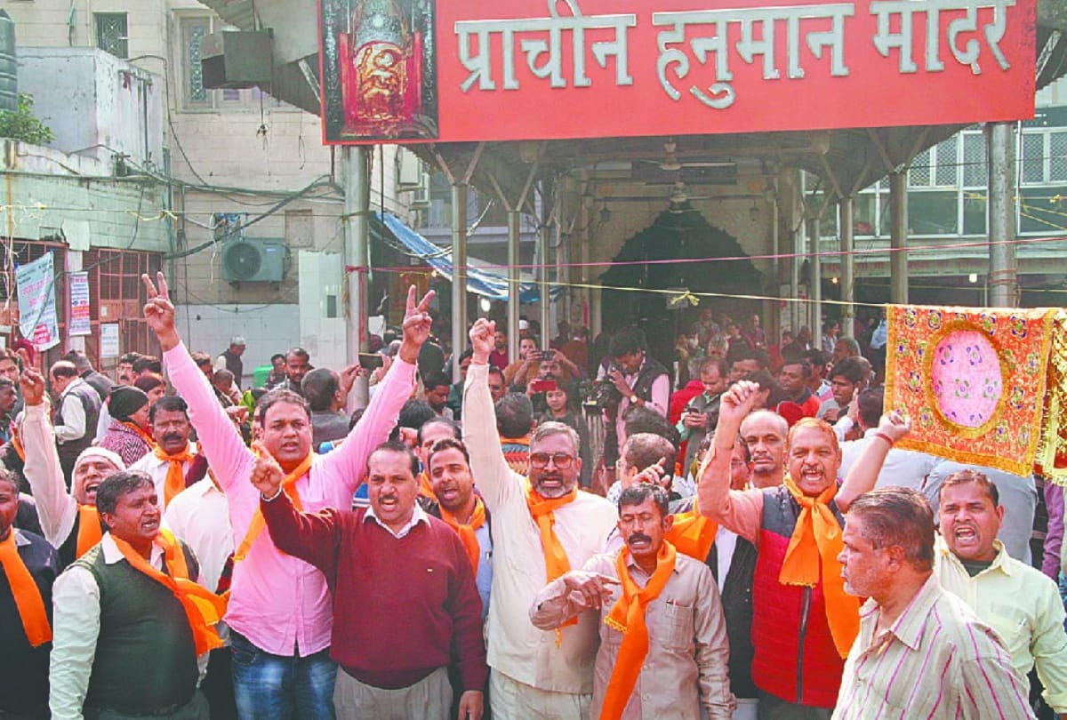 Police pull out Dalits arriving to capture Hanuman temple in connaught place delhi