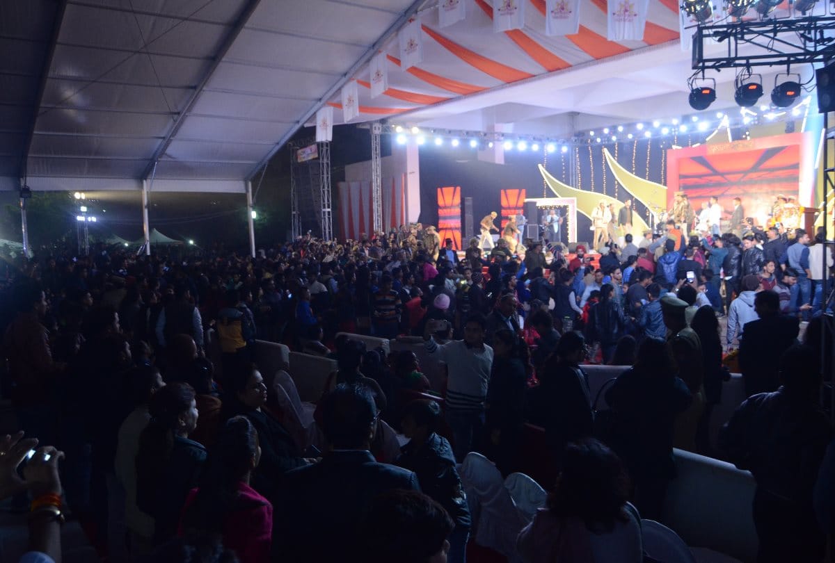 lucknow mahotsav lathi charge