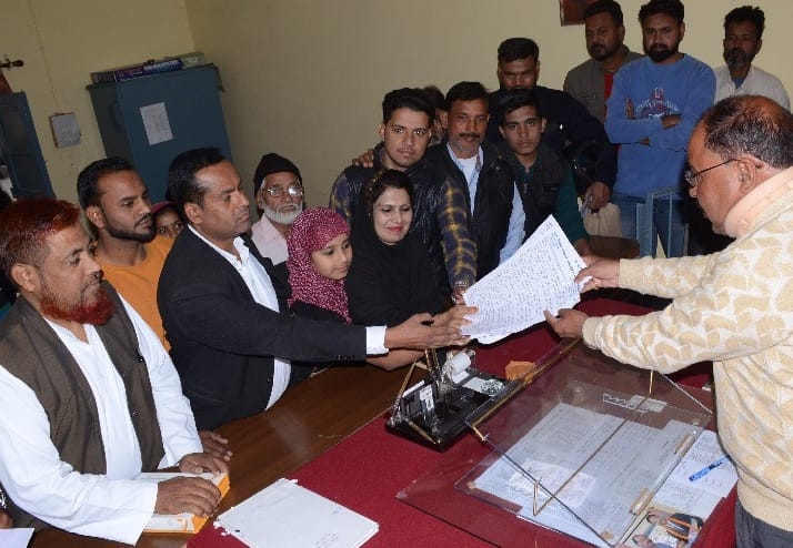 तहसील दिवस--4 घंटे, 12 अधिकारी और 2 फरियादी