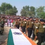 शहीद को श्रद्धांजलि देते सेना के जवान