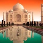 ताजमहल की खूबसूरती का दीदार करने लोग दूर-दराज से आते हैं
