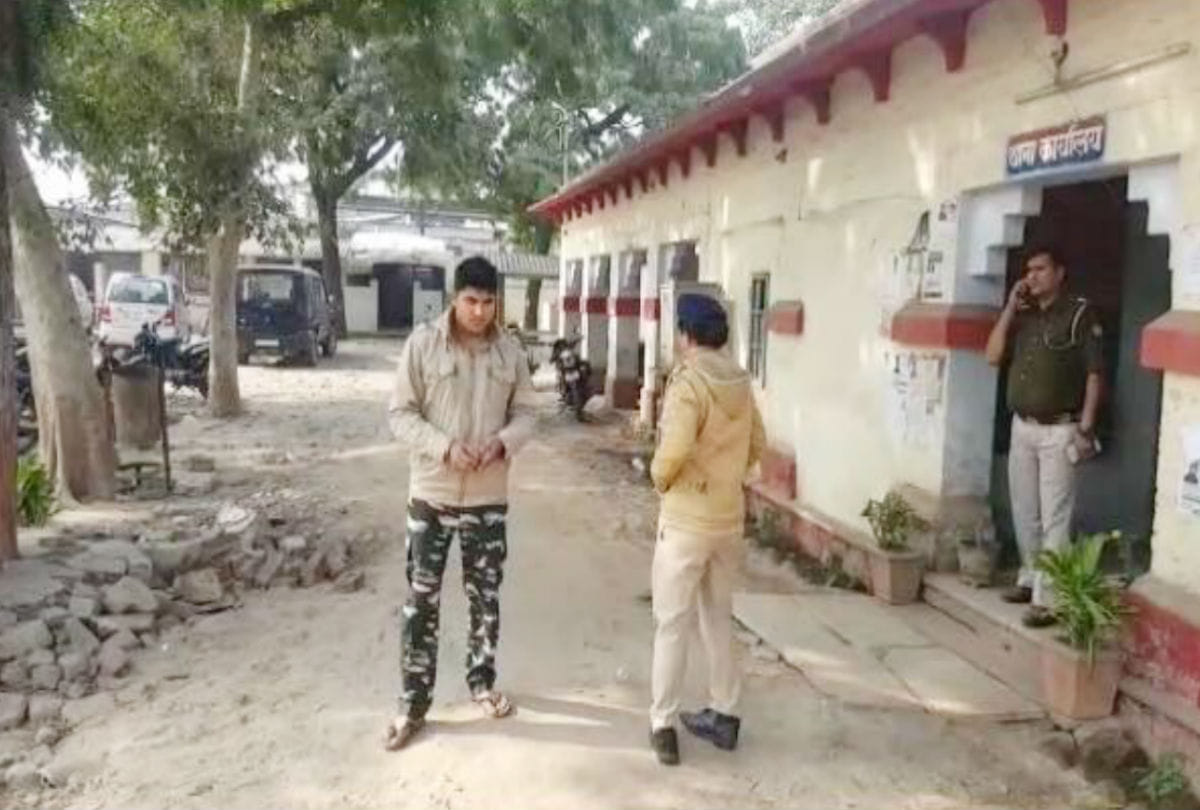rpf lady constable misbehaved by SP leader in agra