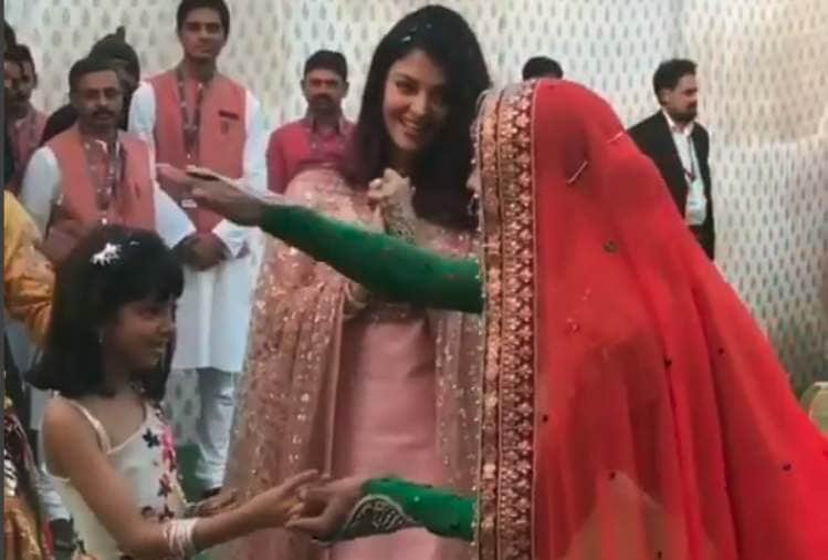 aishwarya rai and aaradhya bachachan dance with queen harish at isha ambani pre wedding