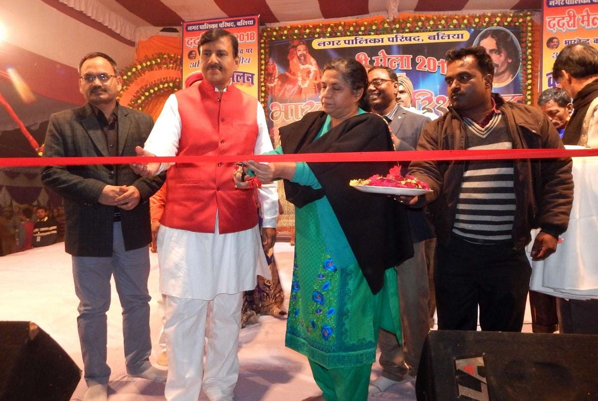 Kumar vishwas read poem in kavi sammelan in dadri fair at ballia