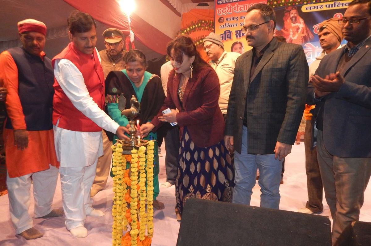 Kumar vishwas read poem in kavi sammelan in dadri fair at ballia