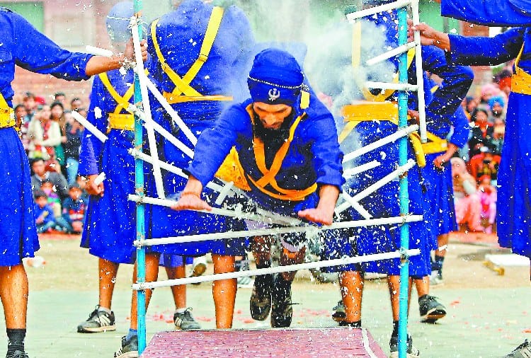 Dangerous Stunts by Sikh Regiment Soldiers in Indian Military Literature Festival 2018