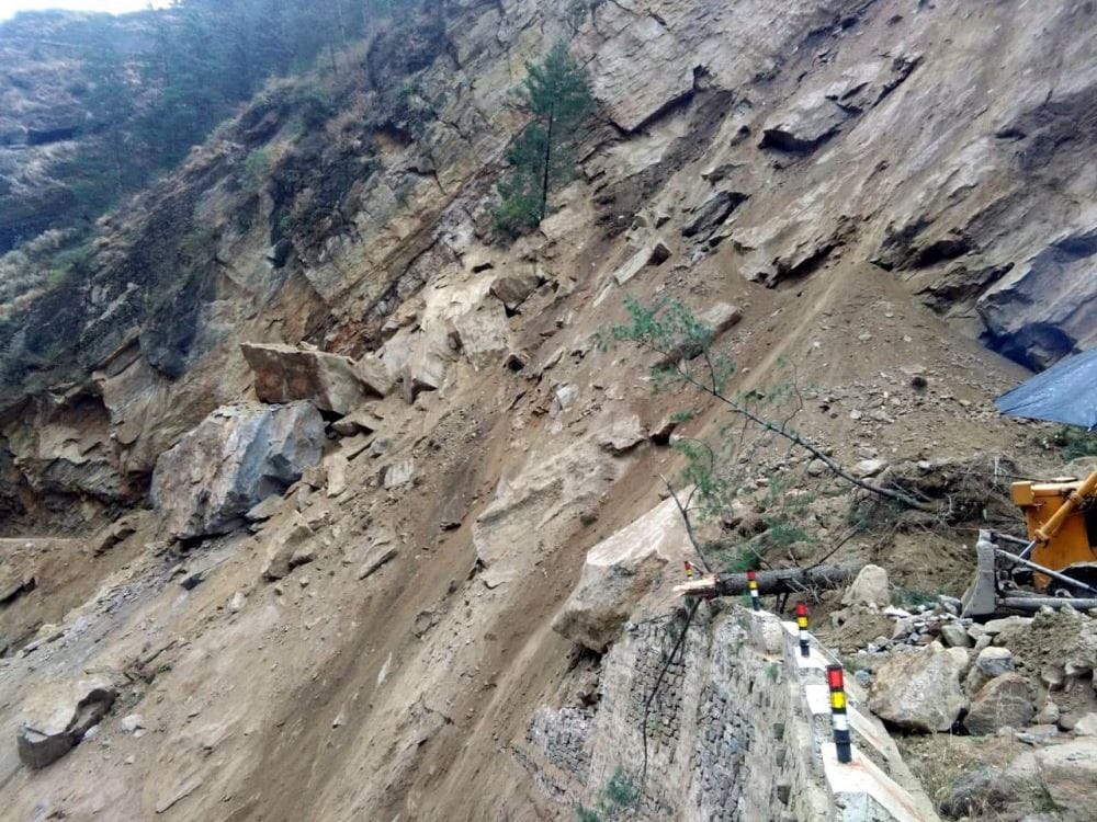 Mountain collapse on Joshimath malari highway labourer injured