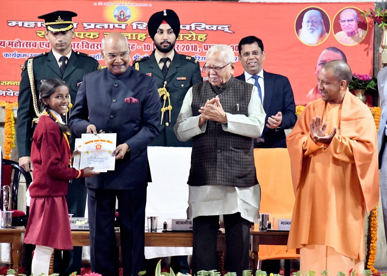 महामहिम ने सिर पर हाथ फेरा, शाबाशी दी