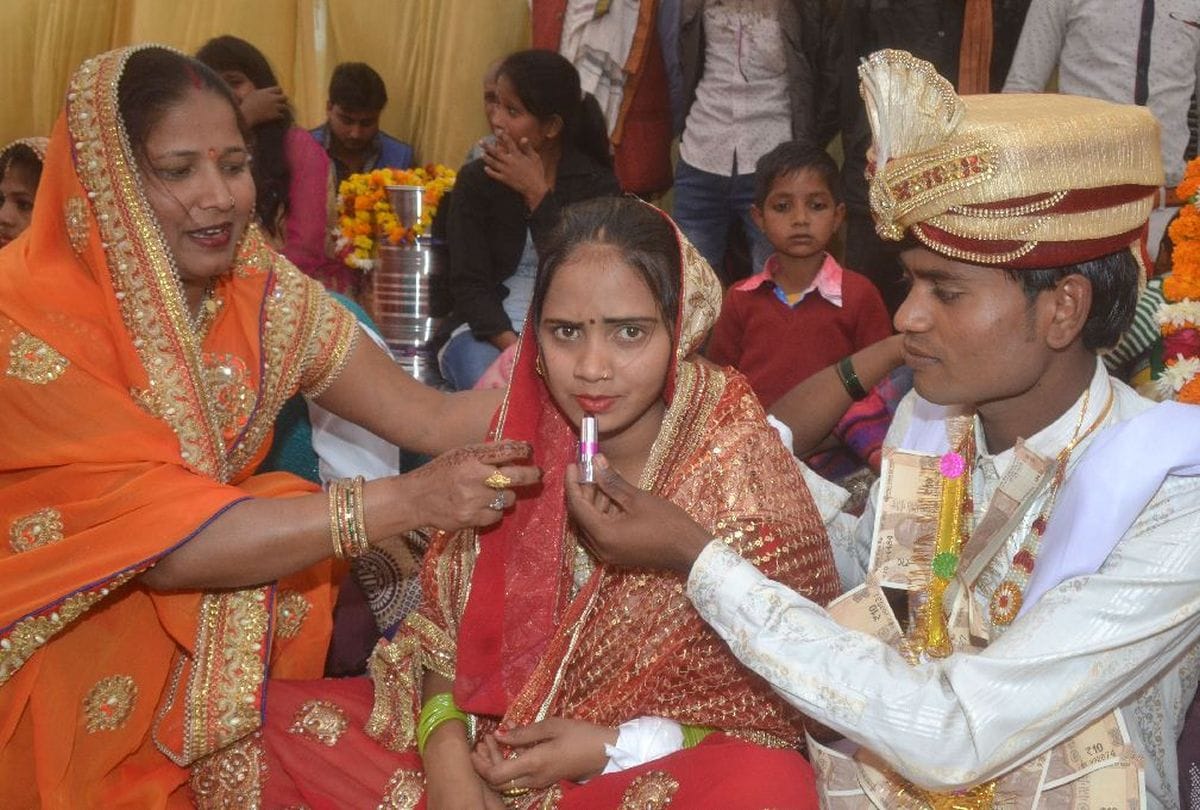couples got married under mukhyamantri samuhik vivah yojna in etah