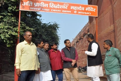vishwa hindu parishad vhp protests against closed of road near Taj Mahal