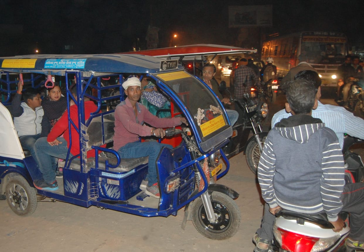 नियमों पर भारी, ई-रिक्शा की सवारी