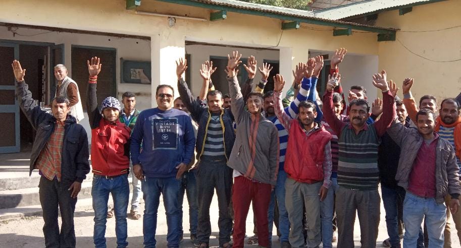 डंगों में मिट्टी के प्रयोग पर भड़के लोग, काम रुकवाया