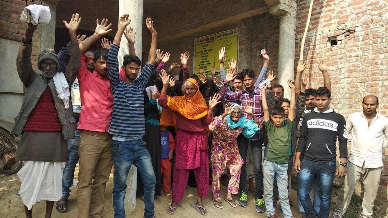 कोटेदार पर कार्रवाई के लिए किया प्रदर्शन