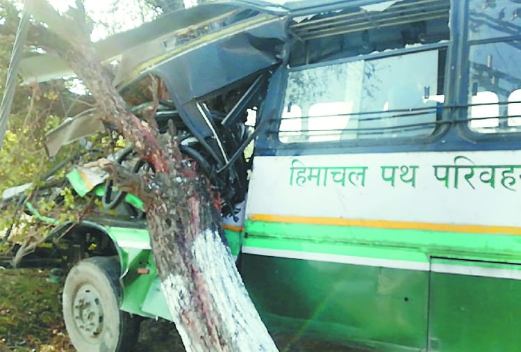 पेड़ से टकराई बस, महिला यात्री की मौत