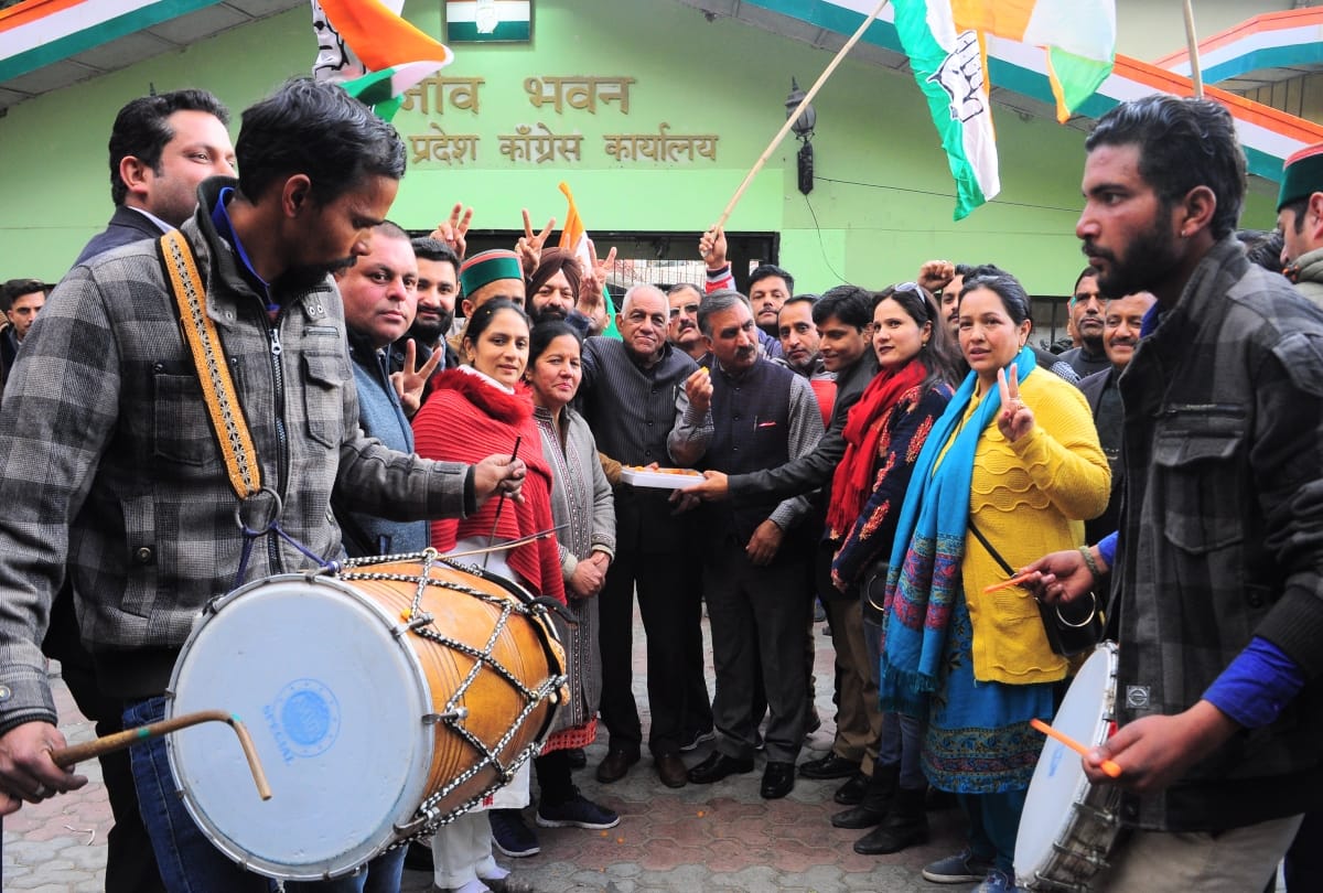 assembly election result 2018 celebration in Congress office and silence in BJP office at shimla