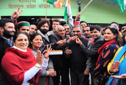 assembly election result 2018 celebration in Congress office and silence in BJP office at shimla