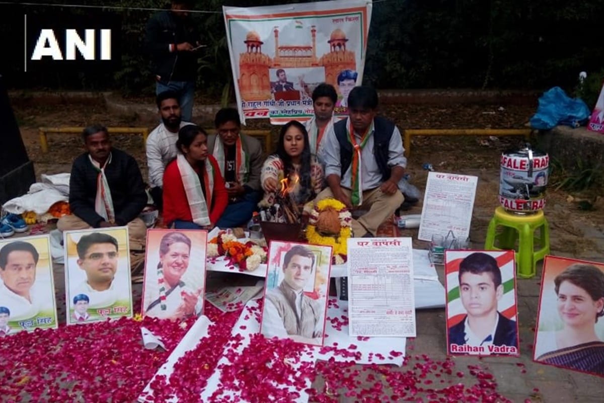 Chunav Result 2018: Congress workers perform Hawan outside Rahul Gandhi residence