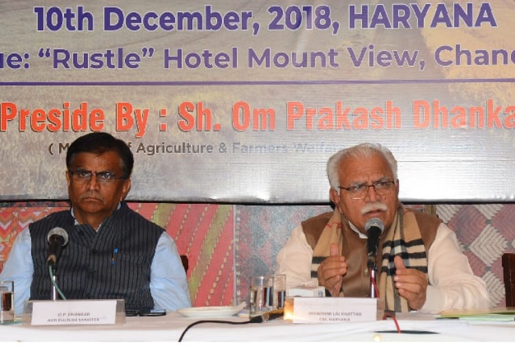 Farmers told flaws of government schemes in front of Agriculture Minister