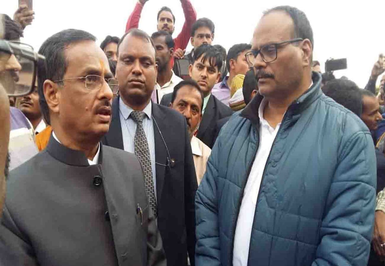 Last rites of mother of law minister Brajesh Pathak on Mahadevi Ghat in Kannauj