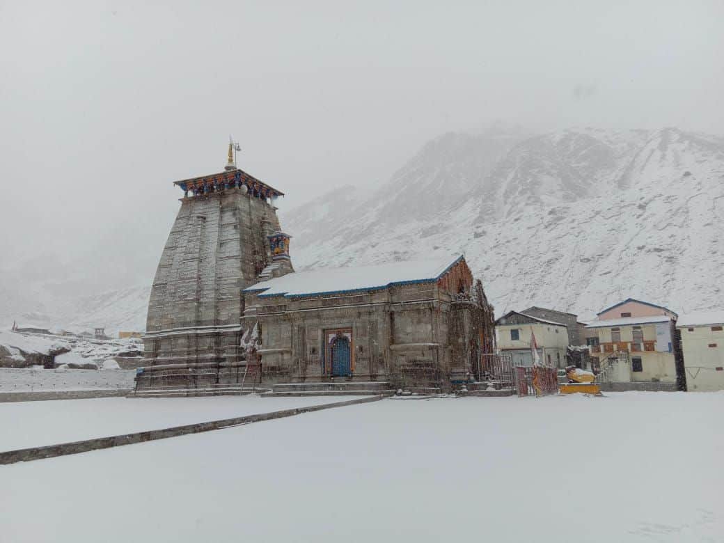 heavy snowfall in uttarakhand hilly area