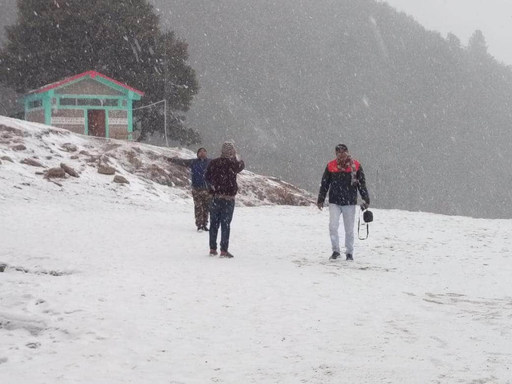 heavy snowfall in uttarakhand hilly area