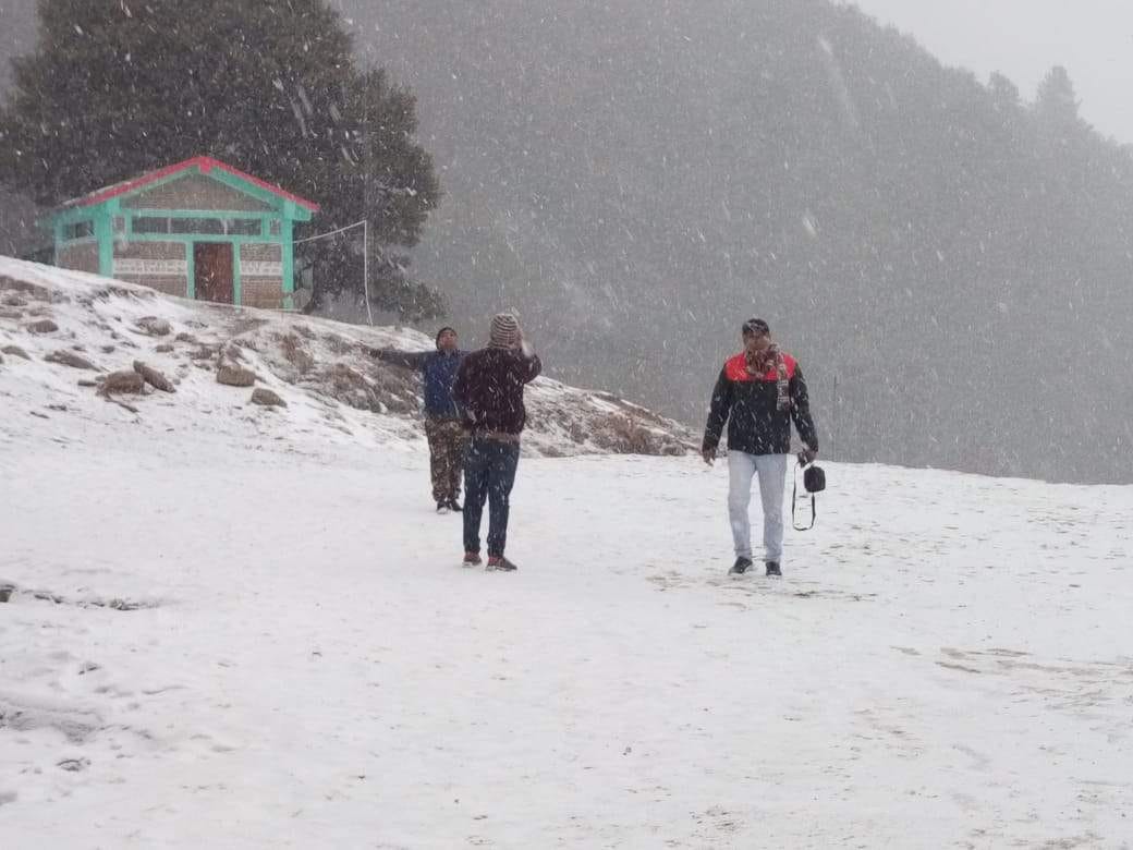 heavy snowfall in uttarakhand hilly area