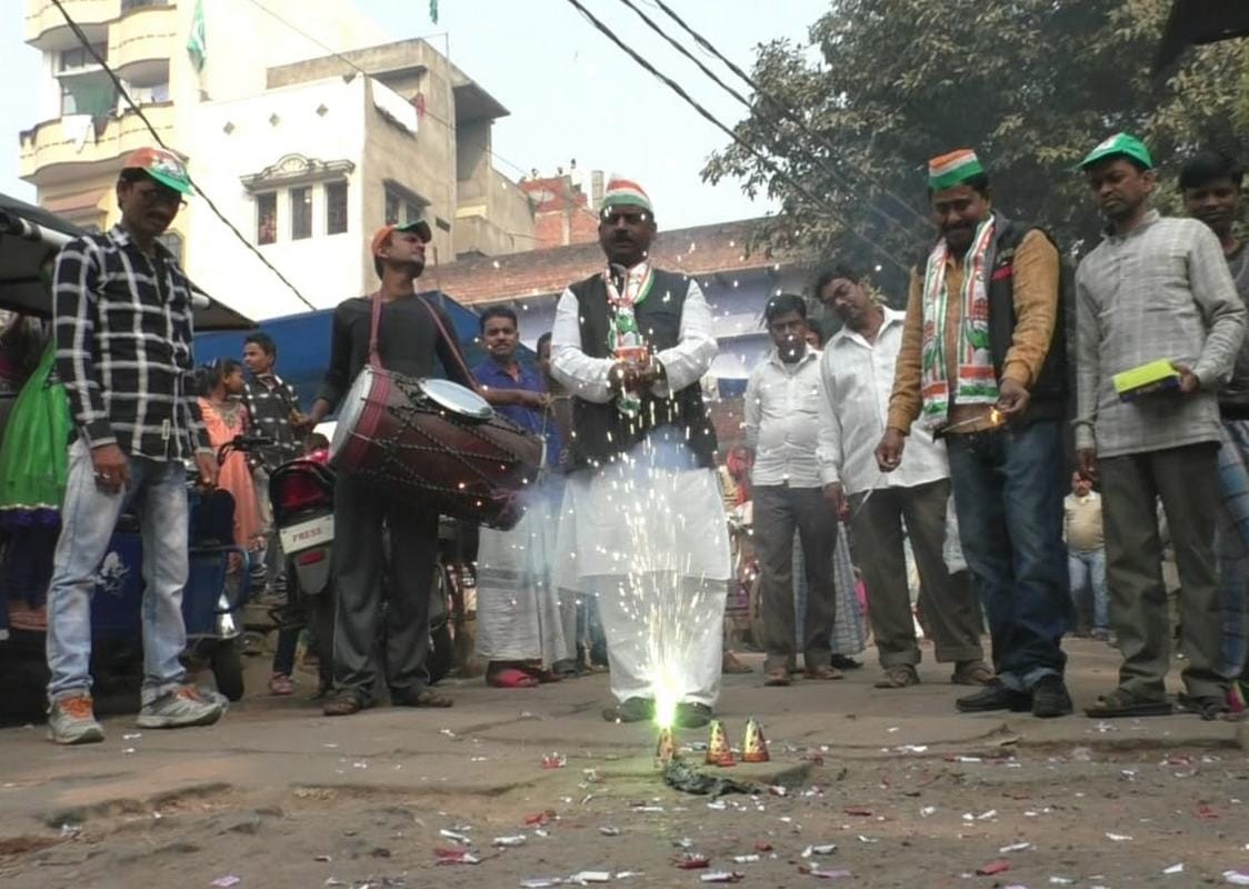 congress start celebration in varanasi for election results