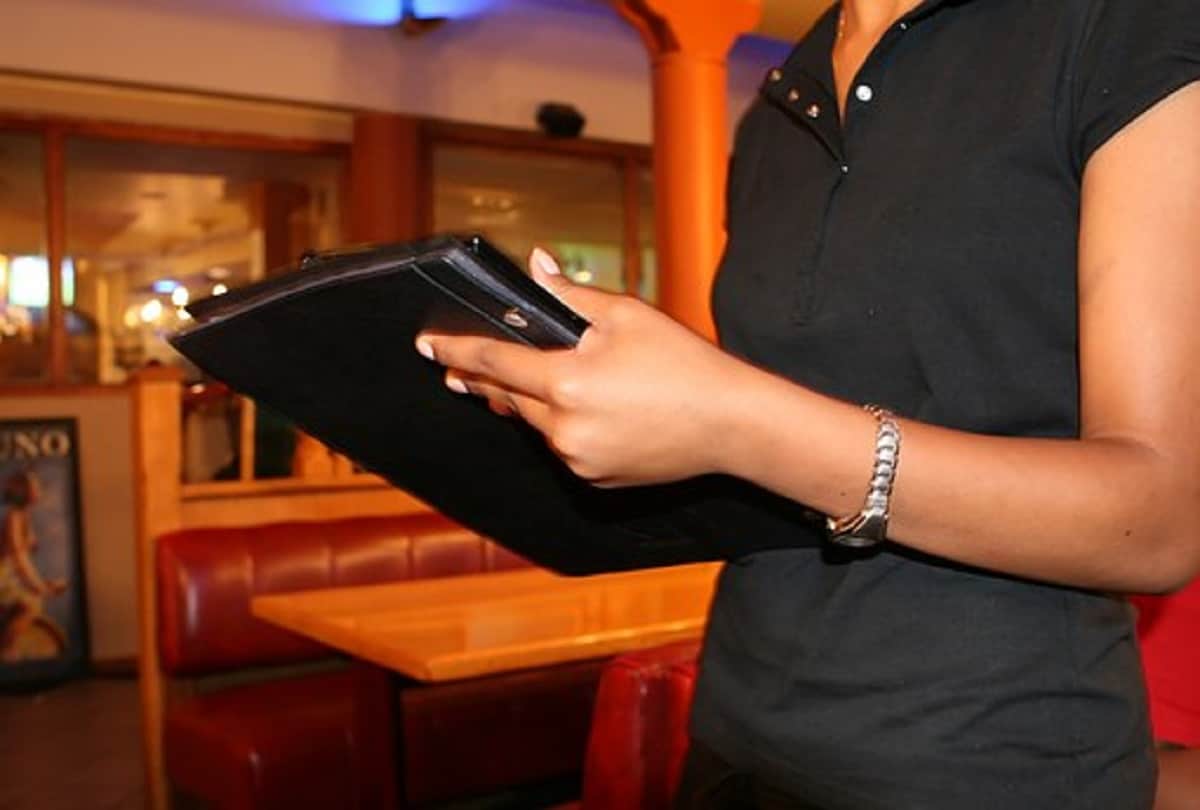 Couple Given 2 Lakh Tip to Waiter in Restaurant at Louis County of Washington