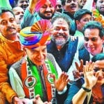 जीत का जश्न मनाते कांग्रेस नेता