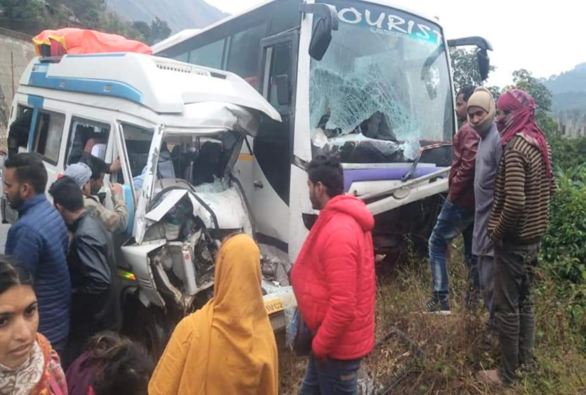 tourist bus and tempo collision at sundernagar mandi himachal