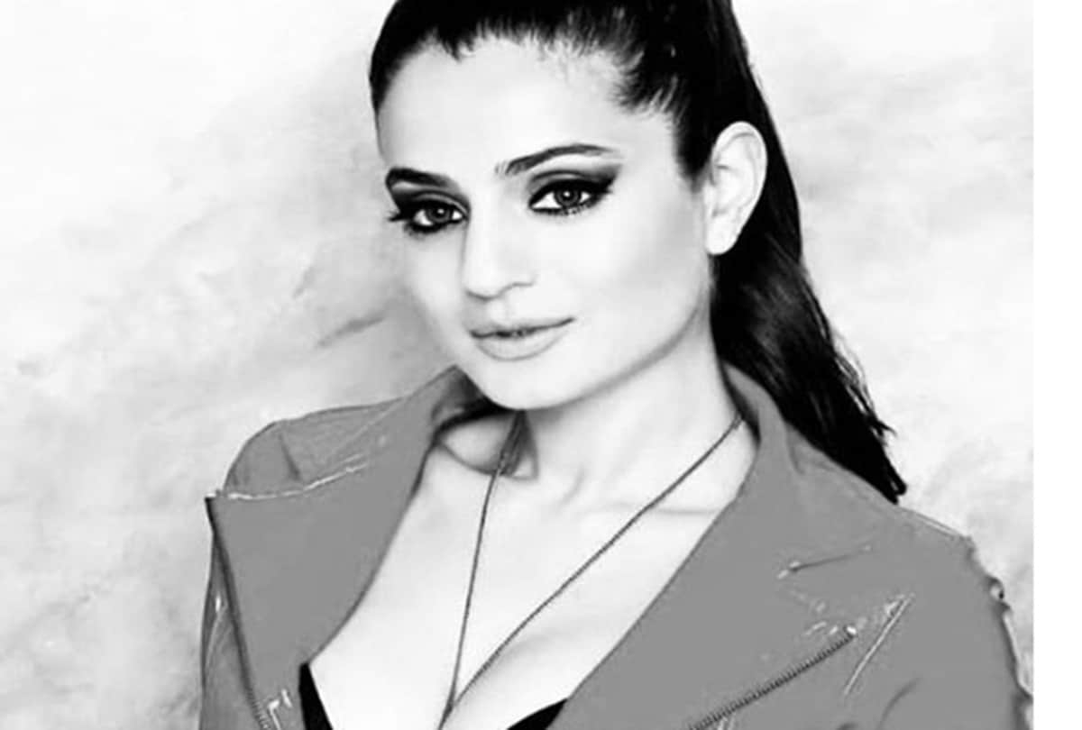 Ameesha patel trolled by social media users for sharing bold picture