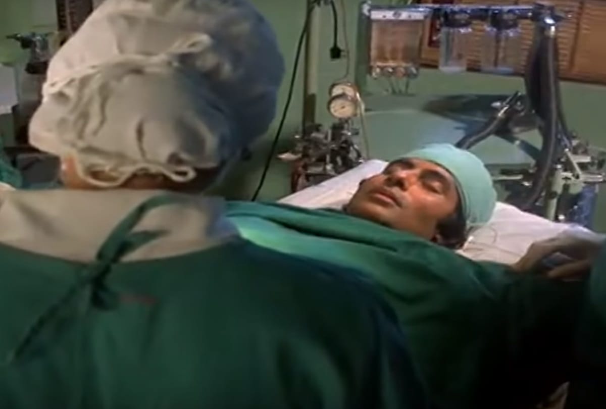 Amitabh Bachchan Film Coolie Completed 36 Years Big Rebirth Story