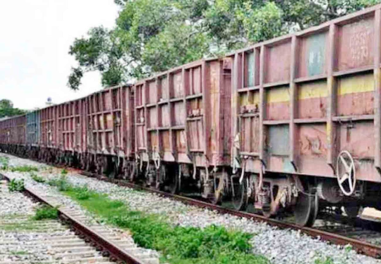 Goods train divided in two parts in fatehpur