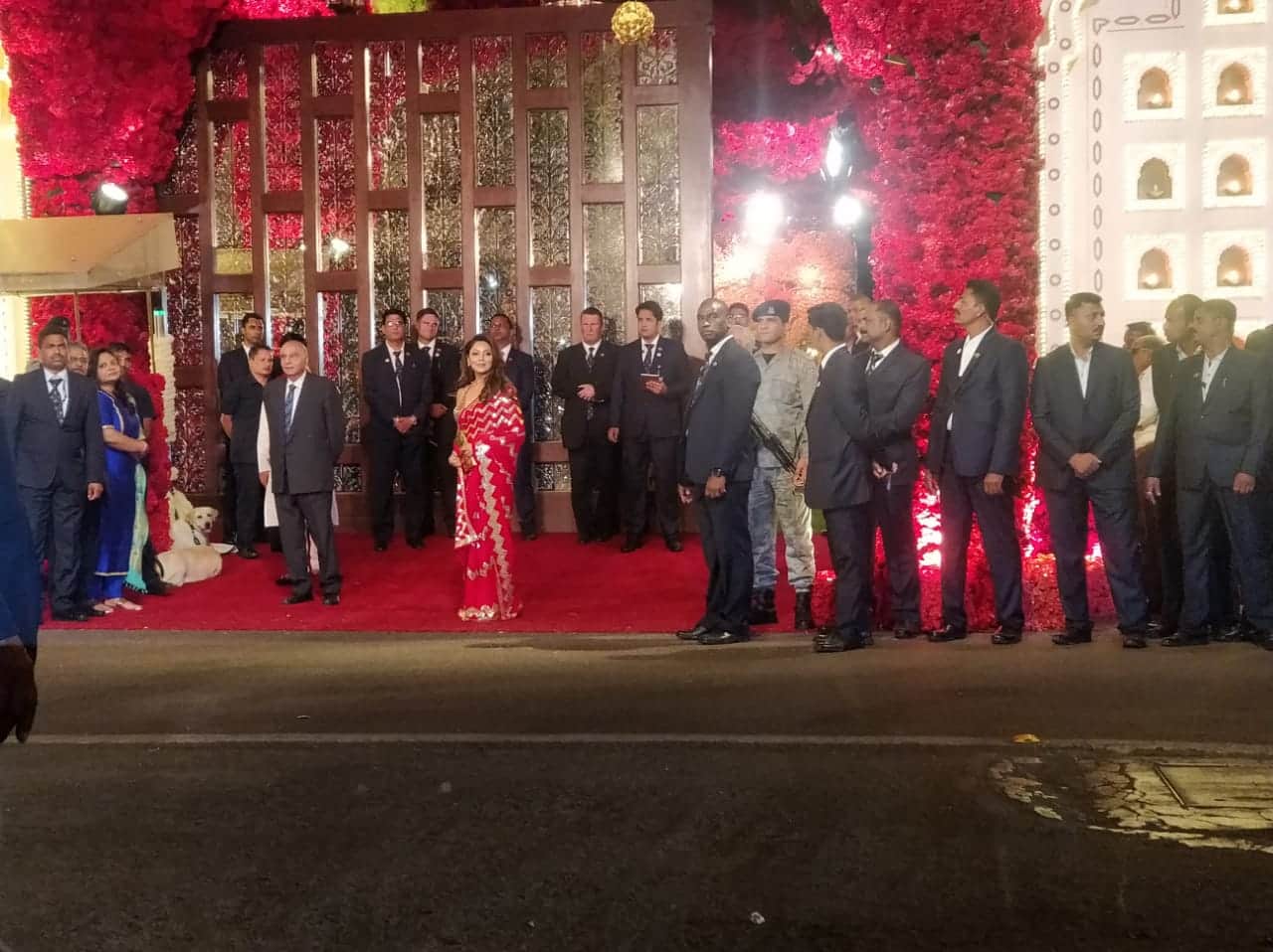 shah rukh khan and gauri khan dance at akash shloka pre wedding celebration