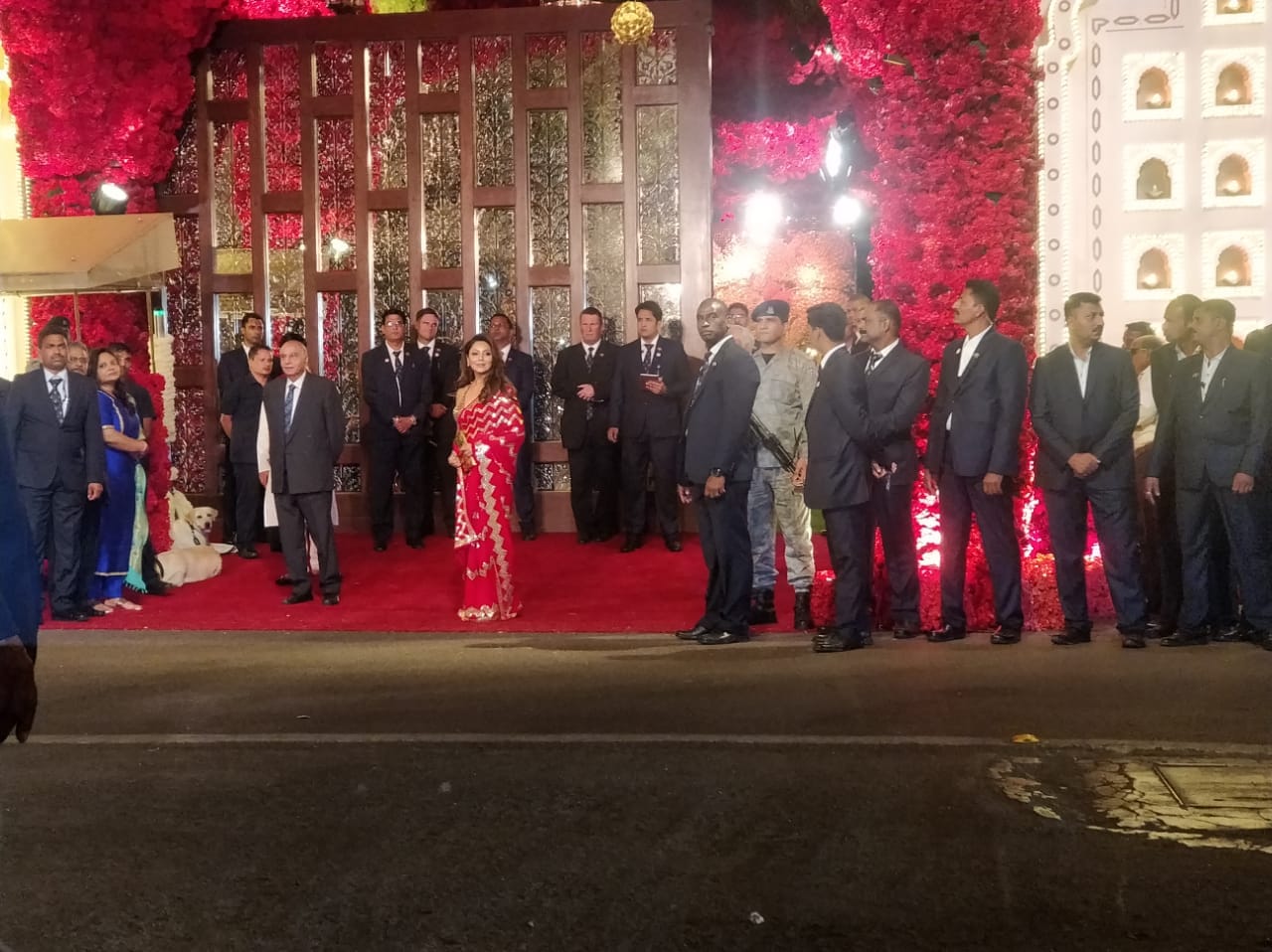 shah rukh khan and gauri khan dance at akash shloka pre wedding celebration