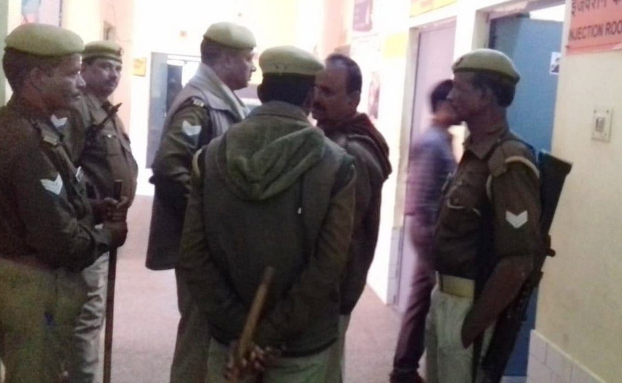 दंबगों ने ओपीडी में घुस कर डॉक्टर को लाठी-डंडे से पीटा