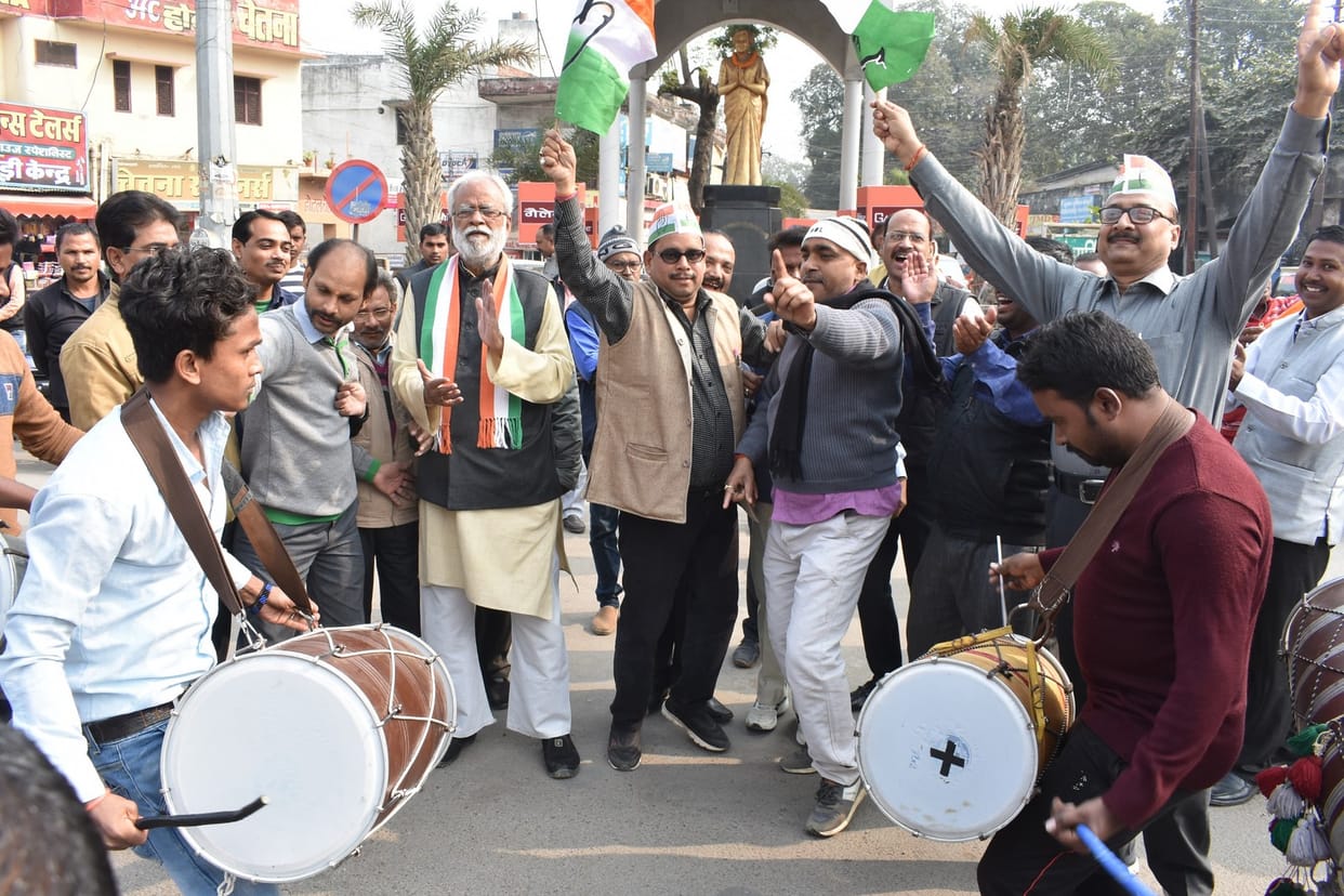 ढोल नगाड़े के साथ मना जीत का जश्न