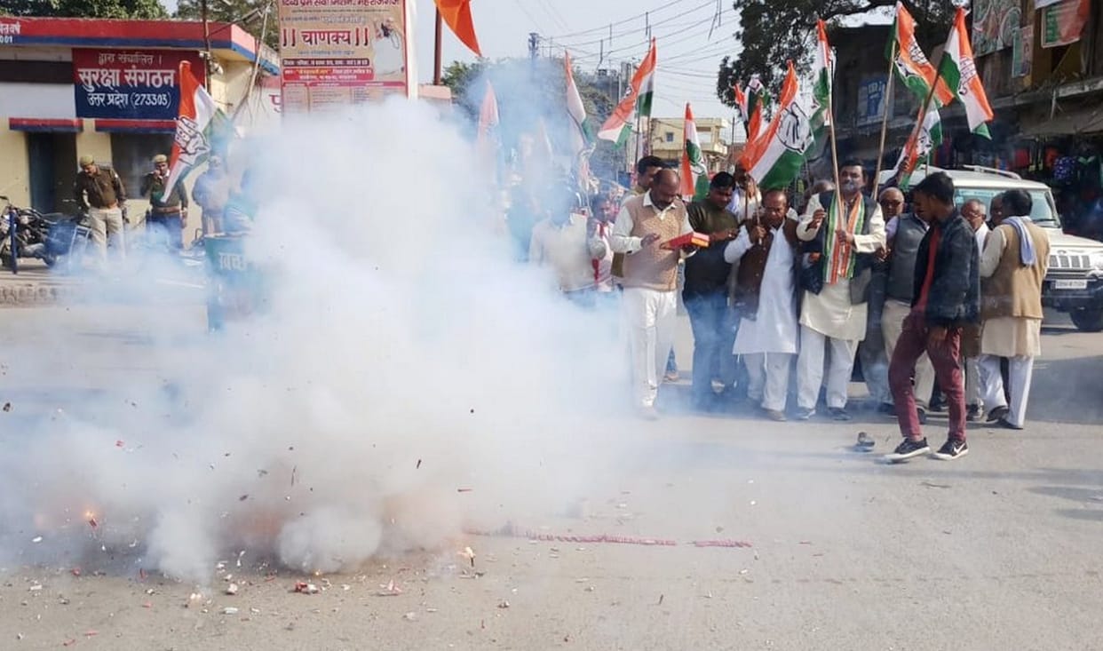 एक दूसरे को मिठाई खिलाकर कांग्रेसियों ने किया खुशी का इजहार