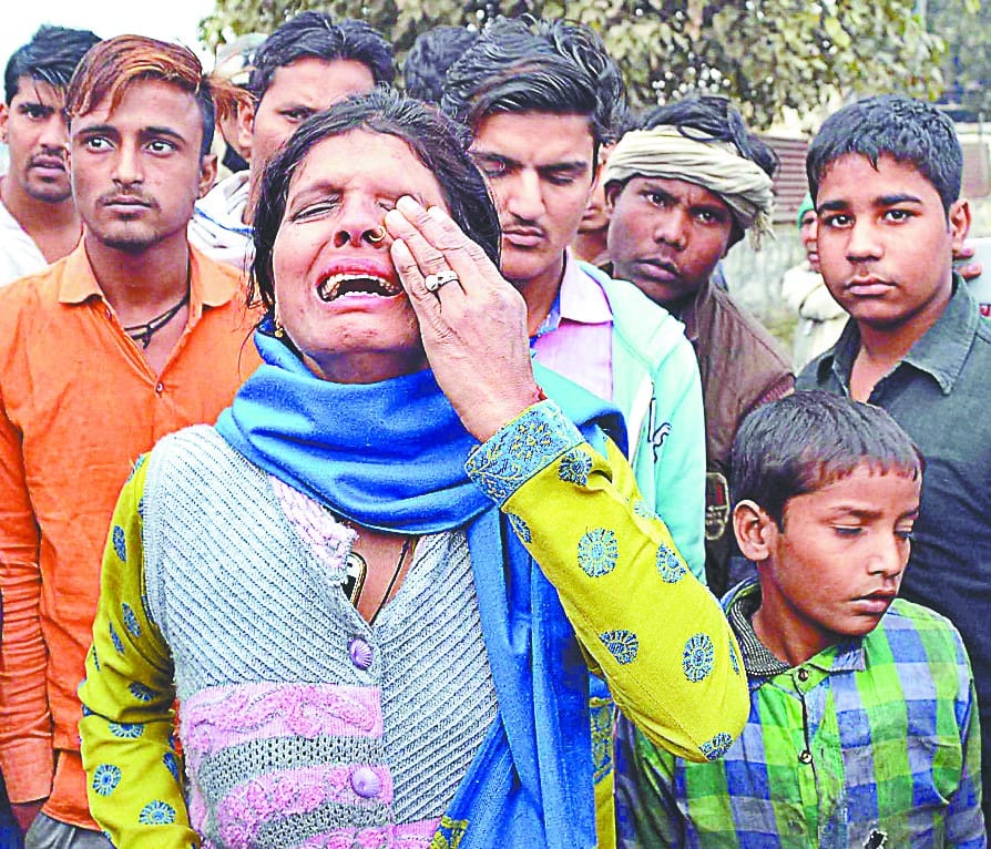 One lakh looted by a day-long nurses