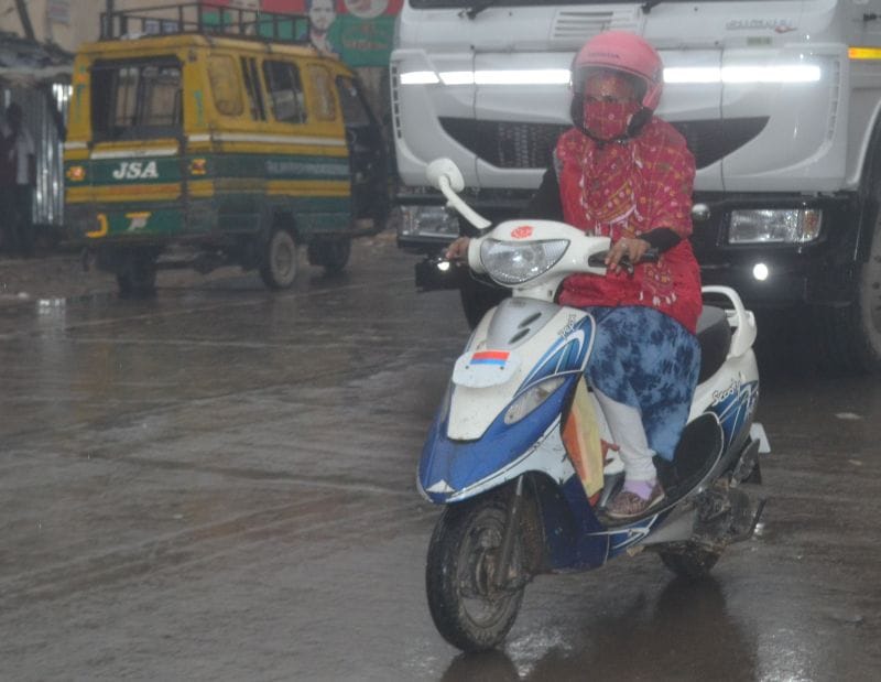 रिमझिम बारिश के साथ बढ़ी ठंड