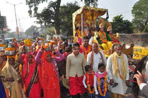 sant and sakhiya dancing in ram barat