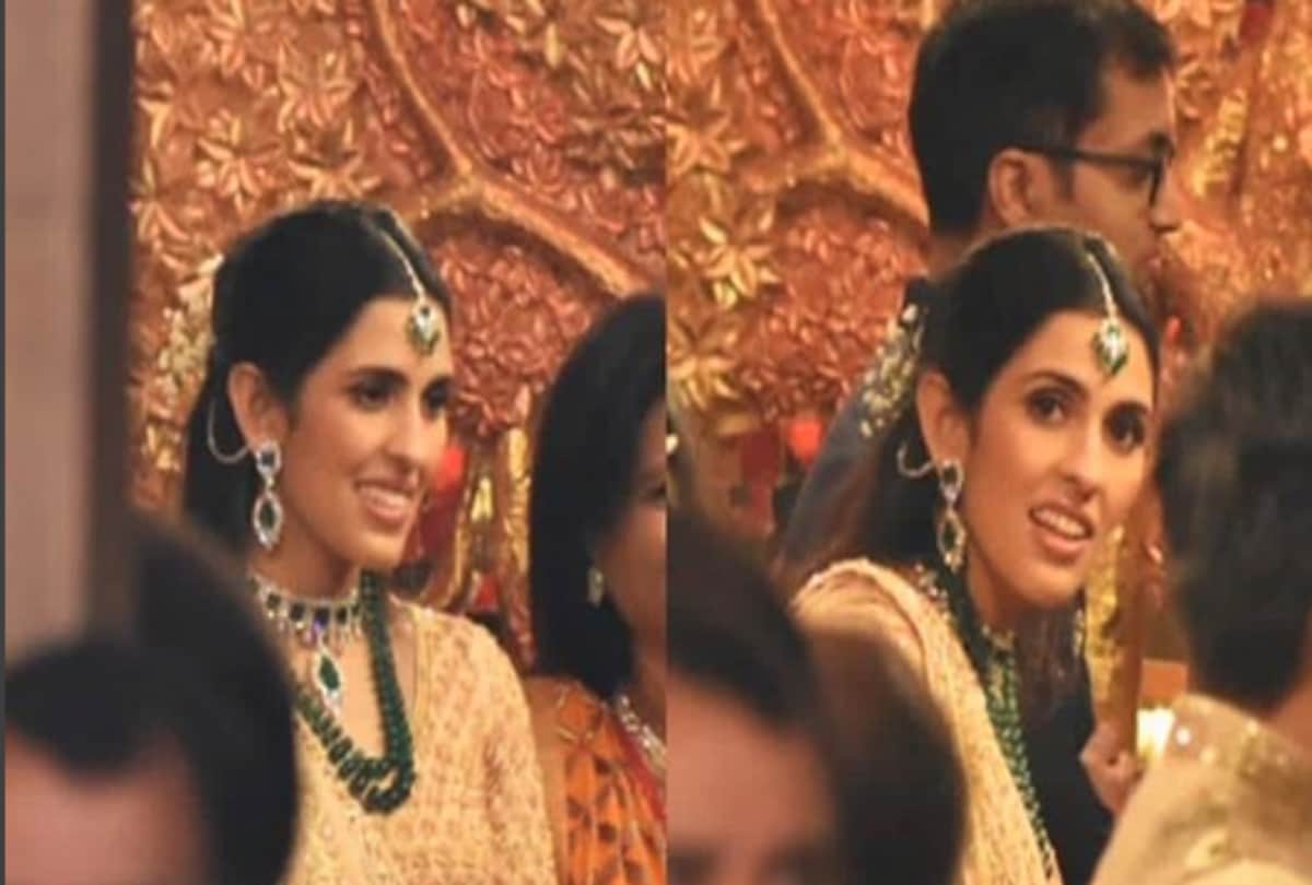 Isha Ambani and Anand Piramal wedding Nita Ambani donned Purple Lehanga for wedding