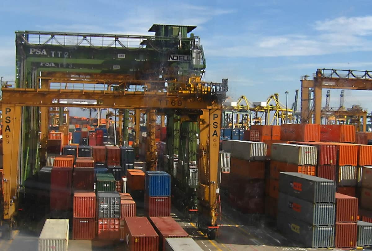 Singapore has charged two Chinese migrant workers for demanding one dollar bribes