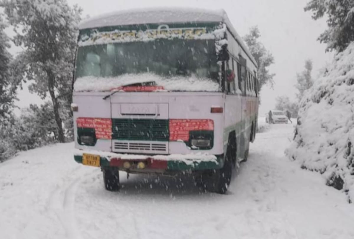 हिमपात के कारण शिमला रोहड़ू मार्ग पर प्रभावित हुई बस सेवाएं