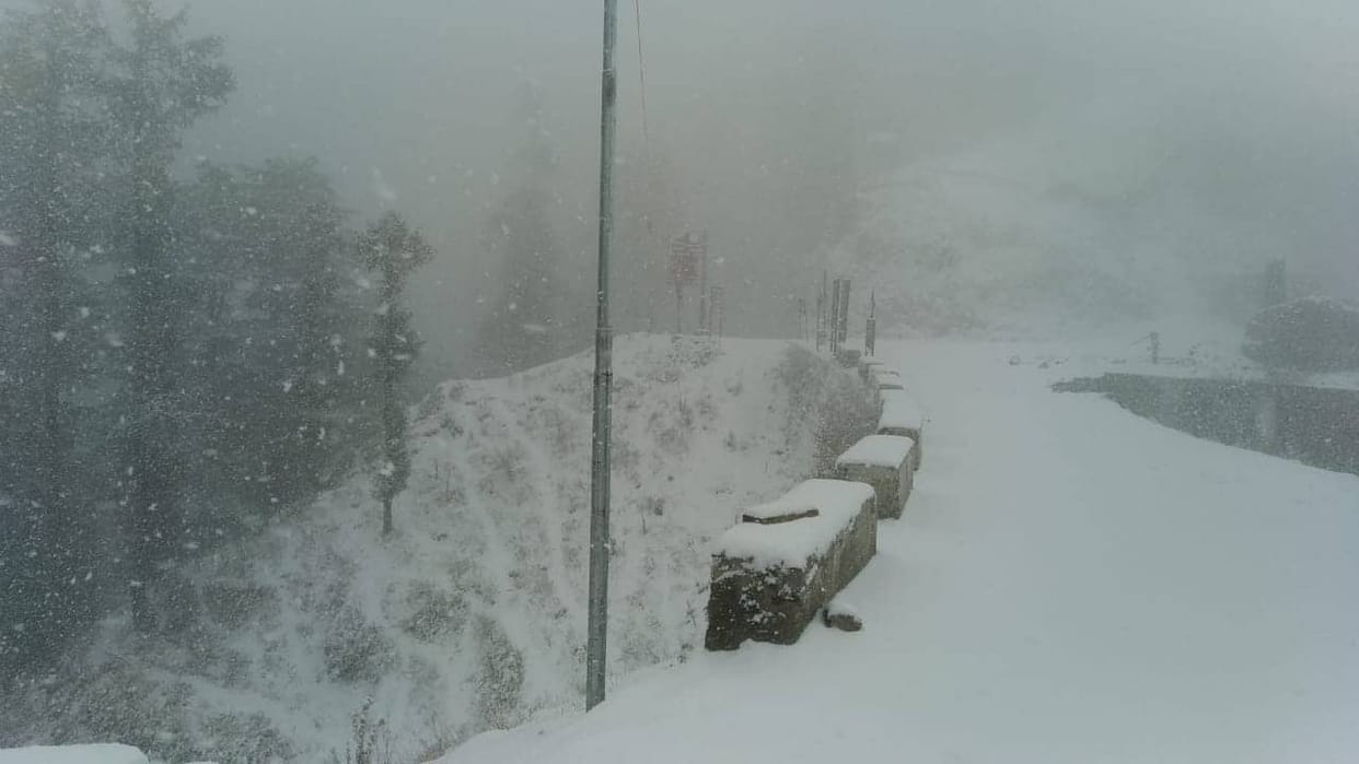 snowfall continue in third day people faces bitter cold in uttarakhand
