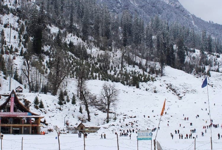 ताजा बर्फ के फाहों के बीच झूम उठे सैलानी