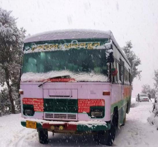 बर्फ में फंसीं एक दर्जन बसें, मुसाफिर पैदल