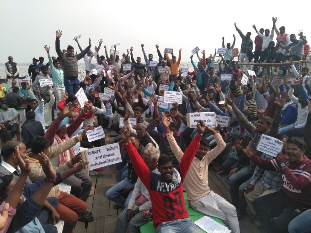 auto driver and sailors strike in varanasi troubles for tourists